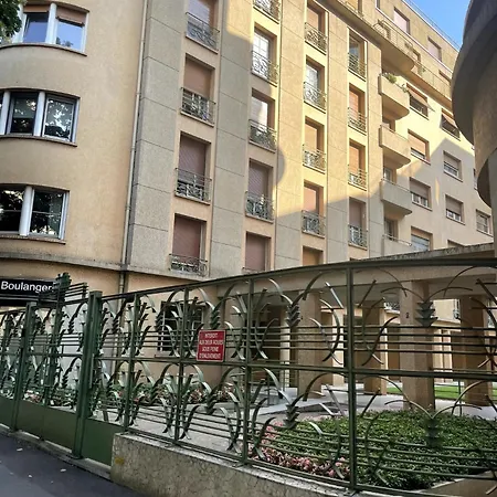 Studette Moderne Au Calme Pres De La Tour Eiffel Paris